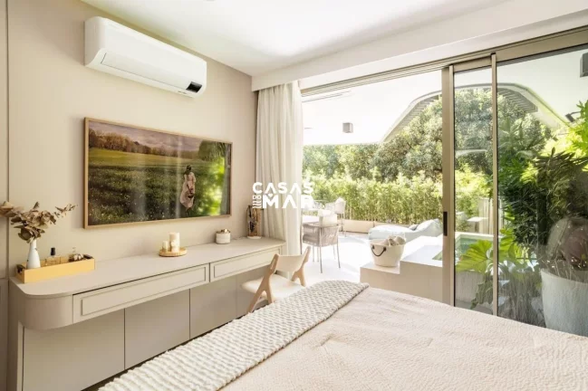 Imagem Apartamento de Luxo no Leblon: 2 quartos, 1 suíte, 2 salas, 2 banheiros, 1 vaga. 133m², próximo à praia, novíssimo, com piscina.