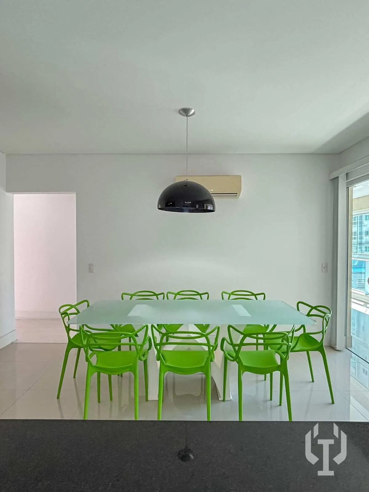 Imagem Apartamento com 3 dormitórios e 2 vagas de garagem em Meia Praia