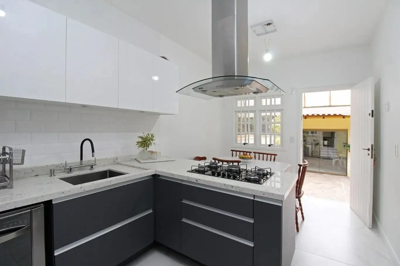 Imagem Casa térrea com edícula e salão de festas próximo ao Iguatemi