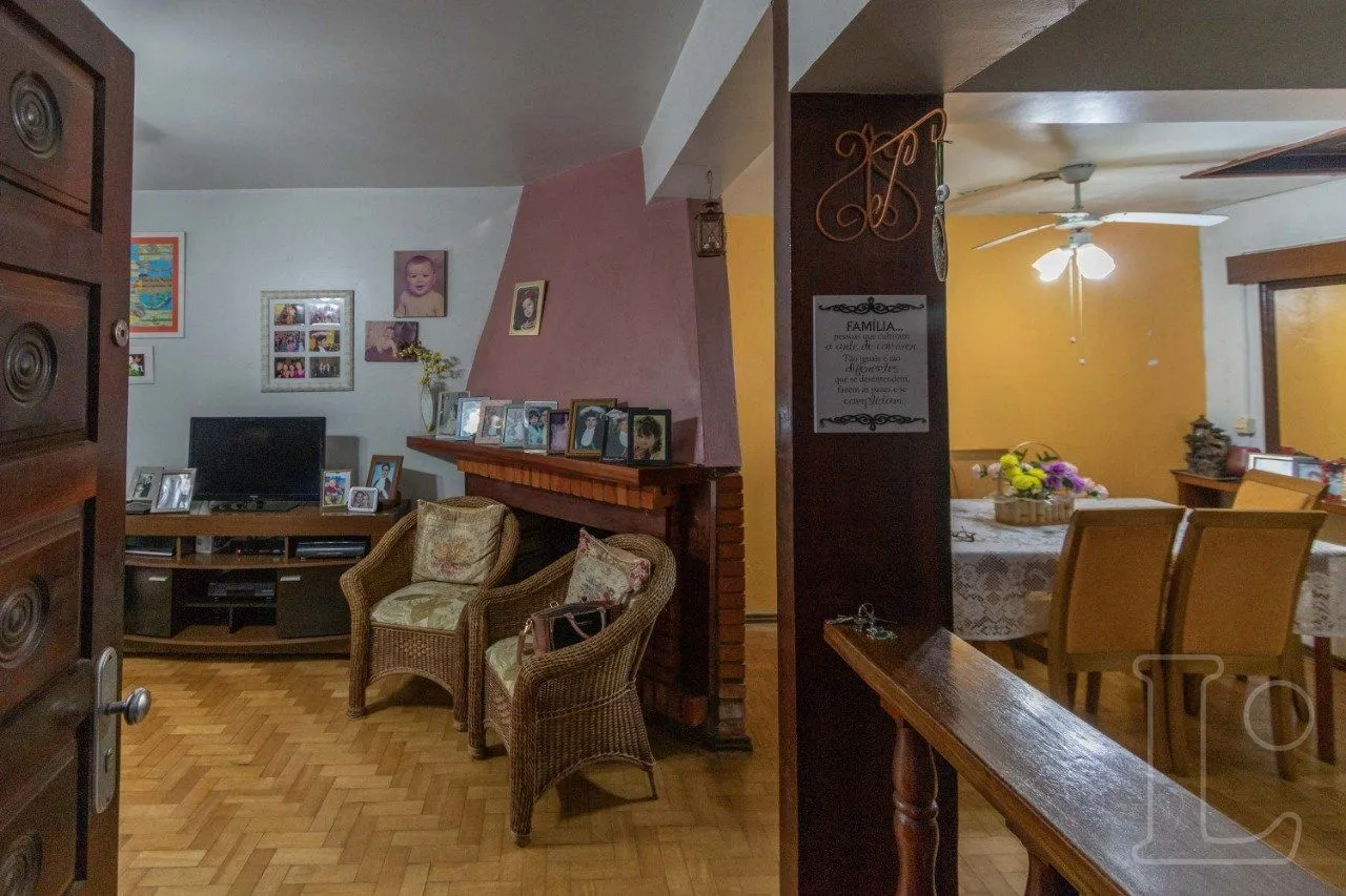 Imagem Sobrado para Venda - 241m², 4 dormitórios, sendo 1 suites, 1 vaga - Camaquã