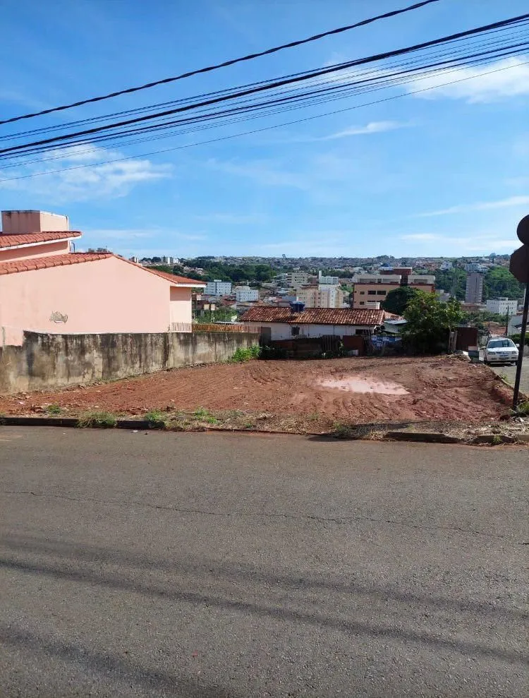 Imagem Terreno à venda, 300 m² por R$ 273.000,00 - Antônio Caixeta - Patos de Minas/MG