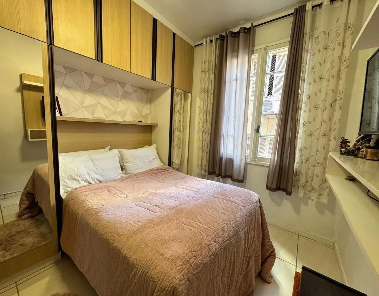Imagem Apartamento de 2 dormitórios à venda no Centro Histórico de Porto Alegre - Amplo, ensolarado e bem localizado
