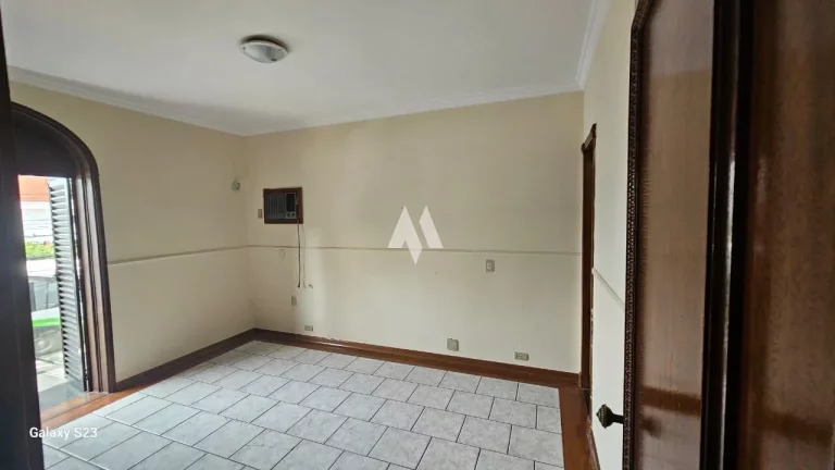 Imagem Casa com 4 dormitórios + 1 suíte + edícula em Ponta da Praia, Santos/SP