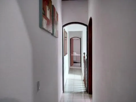 Imagem VENDA DE SOBRADO NO JARDIM VIA DUTRA, EM ARUJÁ/SP, 58m² com 3 quartos, suíte, cozinha com armários, varanda com churrasqueira e 02 vagas. CONSULTE-NOS