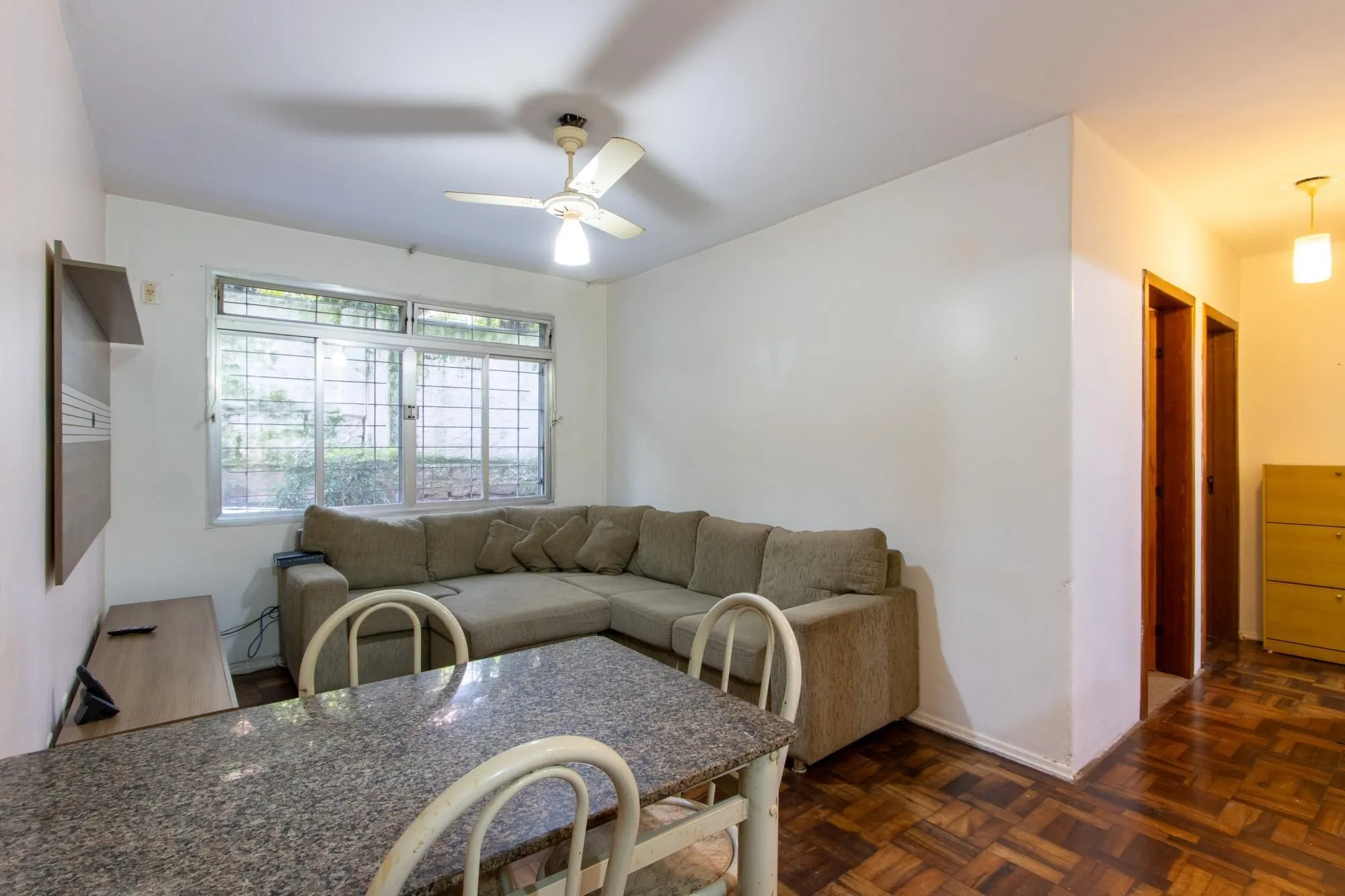 Imagem Apartamento térreo com pátio privativo no coração do Menino Deus, 2 dormitórios.