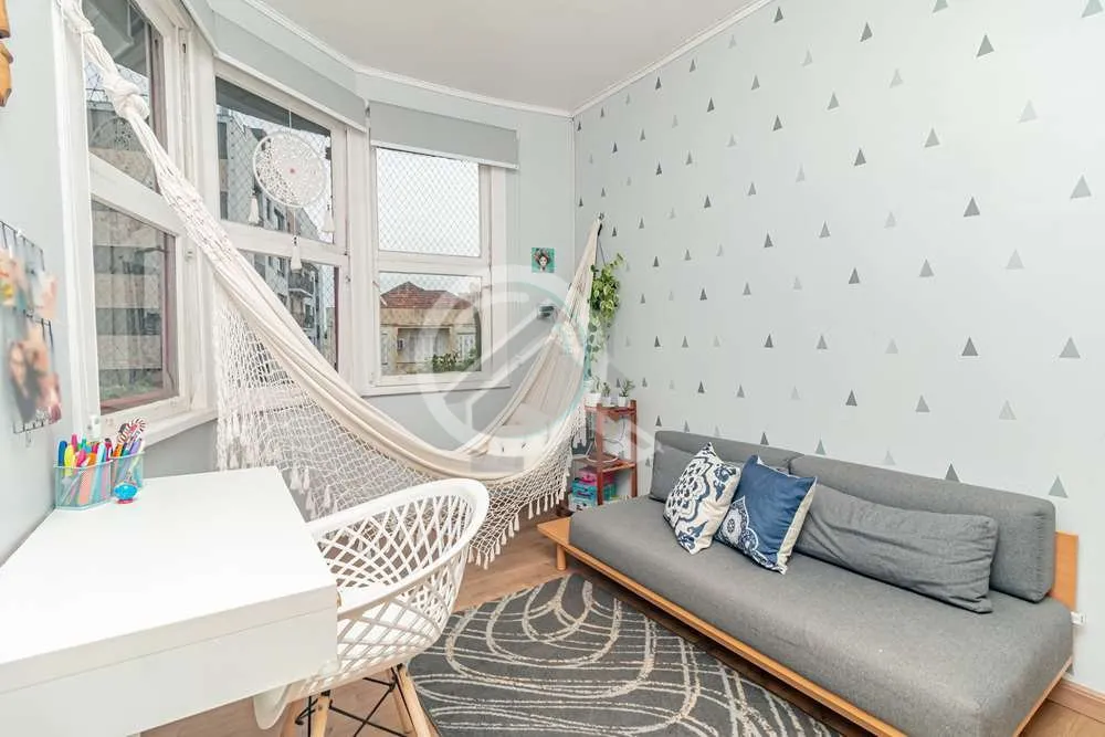 Imagem Descubra o charme deste apartamento totalmente reformulado, localizado no vibrante bairro de Petróp...