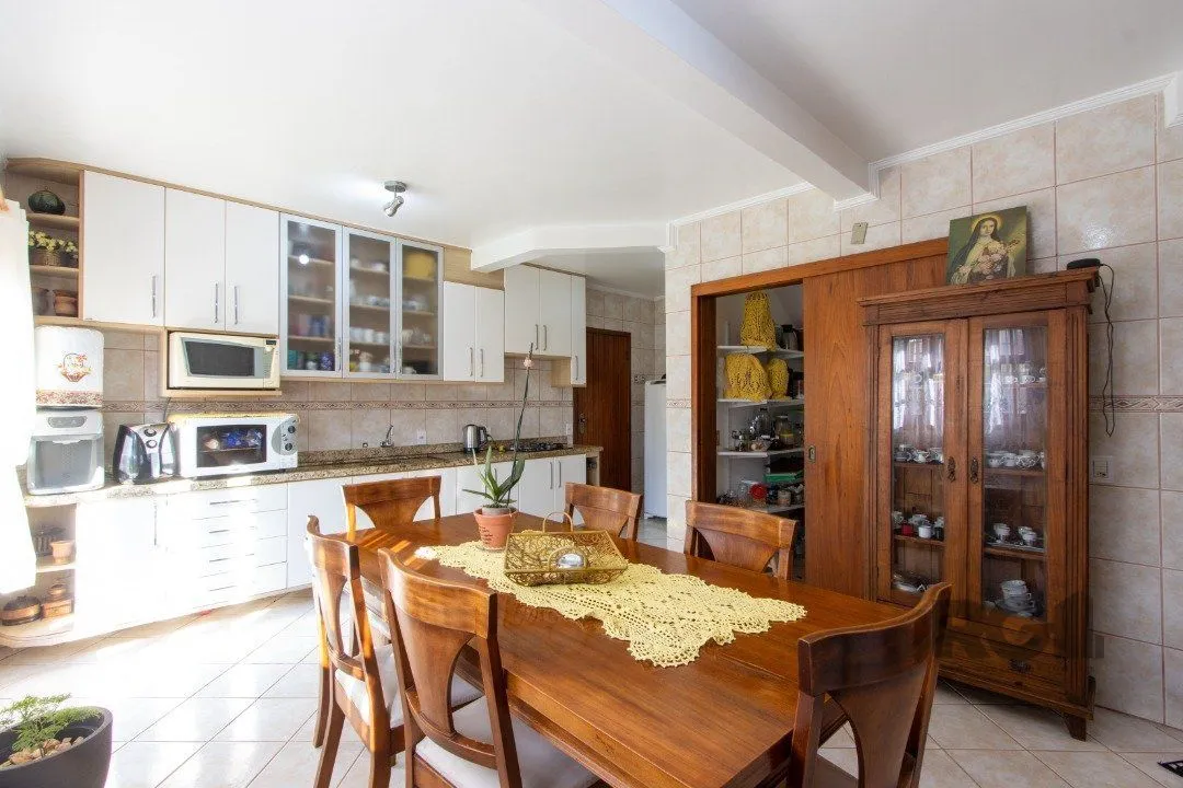 Imagem Casa de alvenaria, 3 quartos, 1 suíte, 4 banheiros e 5 vagas de garagem.