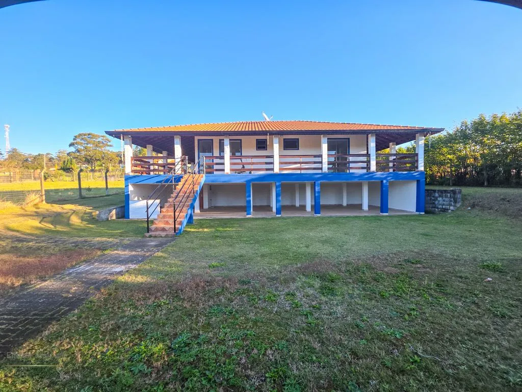 Imagem Casa estilo colonial a venda no condomínio Campo Alegre em Poços de Caldas