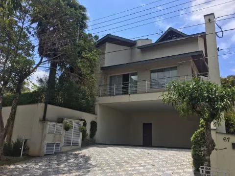 Imagem VENDA SOBRADO CONDOMÍNIO ARUJÁZINHO 5, Excelente imóvel, com A/T 634m² A/C 587m² distribuídos em 04 suítes sendo 01 máster com hidro. CONSULTE-NOS.