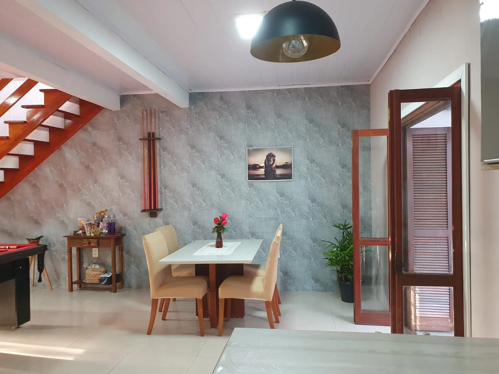 Imagem Casa, 3 Dormitórios, 2 Banheiros, 180m², Bairro Estância Velha, Canoas