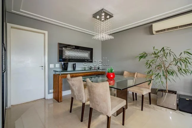 Imagem Apartamento com 206 M², 4 dormitórios sendo 3 suítes com varanda na suíte do casal, elevador soc...