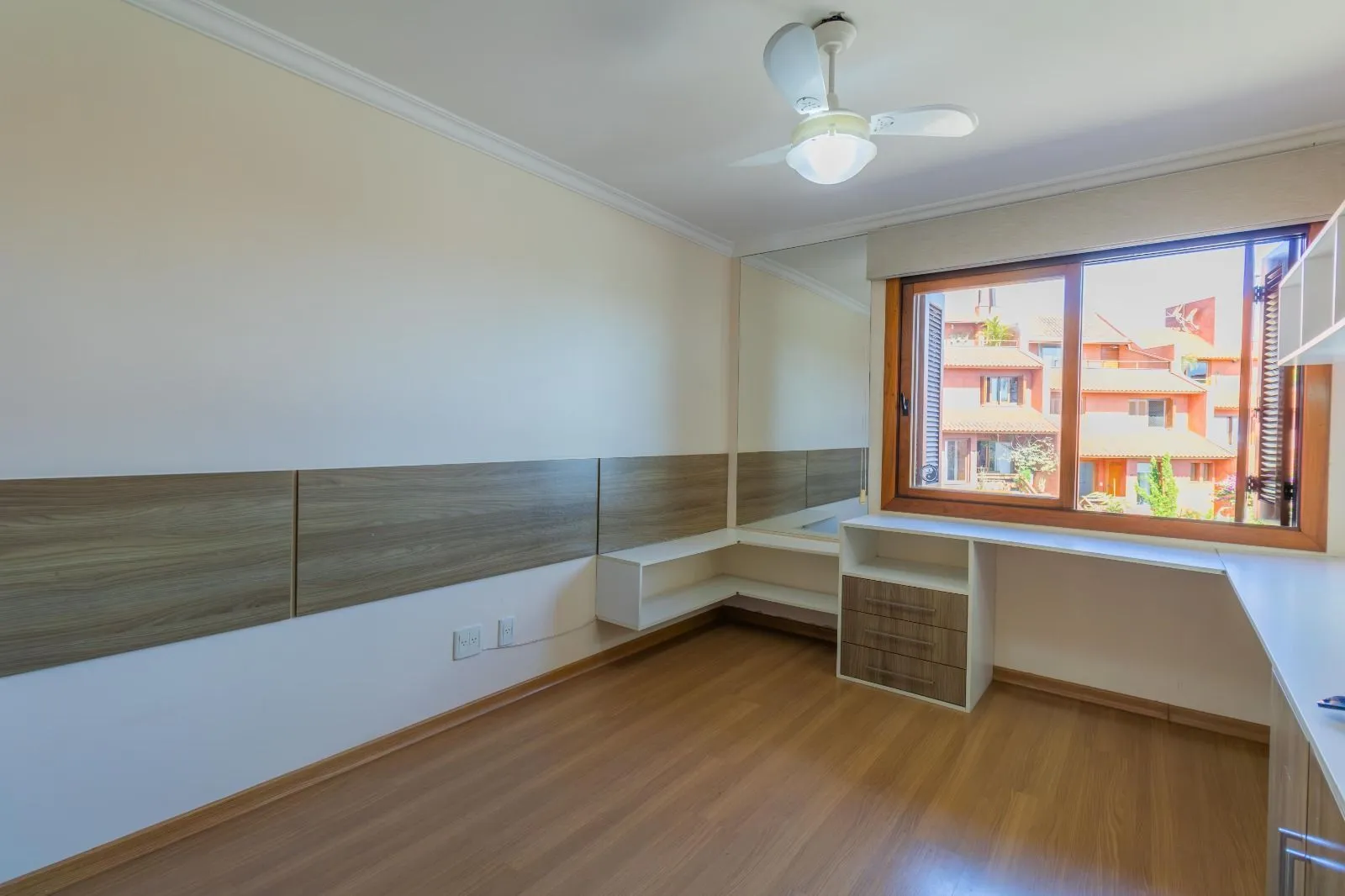Imagem Casa Condominio para Venda - 286.89m², 4 dormitórios, sendo 2 suites, 2 vagas - Cristal
