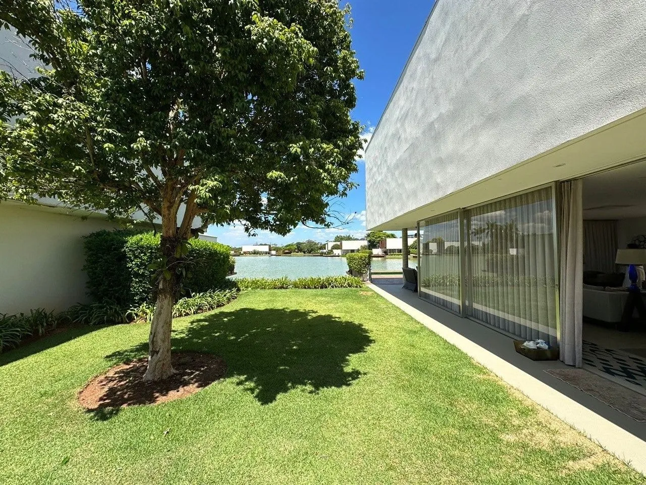 Imagem Venha conhecer essa incrível casa com 4 quartos, 4 suítes e 347,00 m2 de área construída.