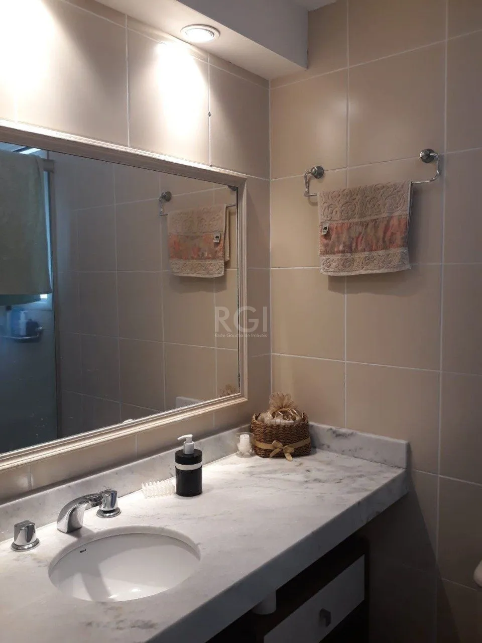 Imagem Apartamento de três dormitórios, suíte e uma vaga de garagem no bairro Cristo Redentor em Porto Alegre.