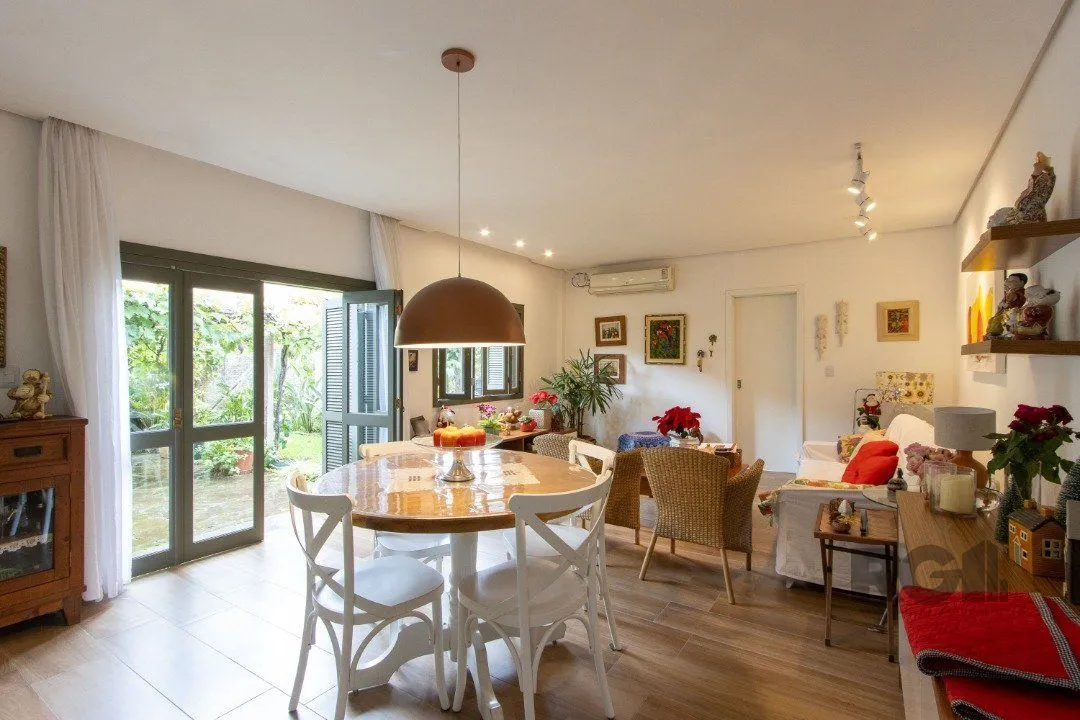 Imagem Casa térrea, 3 quartos, edícula, com 2 suites, pátio - Bairro Guarujá