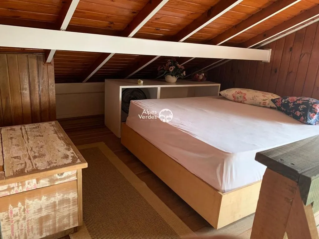 Imagem VENDE-SE CASA COM 03 QUARTOS NA CIDADE DE GRAMADO, A 05 MINUTOS DO CENTRO.