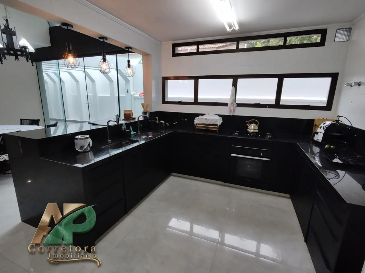 Imagem Mansão de Luxo à Venda no Condomínio Jardim Pernambuco II - Praia do Pernambuco, Guarujá | 4 Suítes, Piscina e Alto Padrão