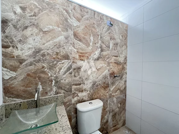 Imagem Casa alta á venda com o melhor valor de m² da região - 2 dormitórios com 2 suítes e garagem - Campo Grande, Santos/SP
