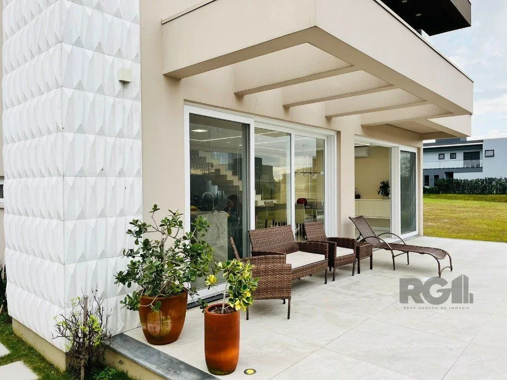 Imagem Casa para Comprar com 3 Suítes em Lote Molhado no Península Ponta da Figueira