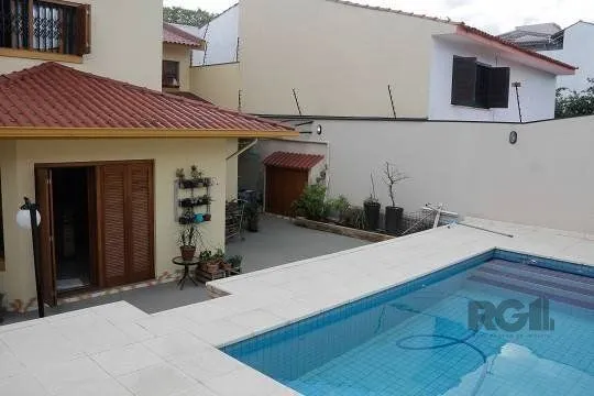Imagem Excelente casa de 287m² com 3 dormitórios e 4 vagas.
