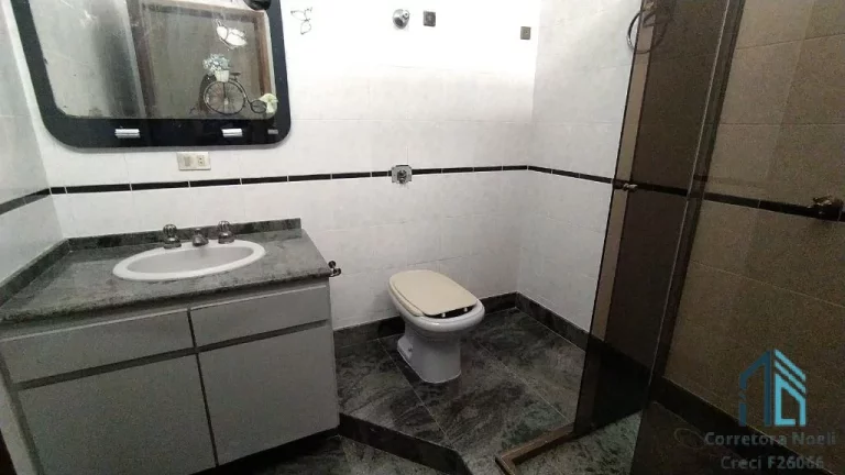 Imagem Casa, 04 quartos c/suíte, 02 subsolos tipo bunker, com 05 ambientes subterrâneos amplos, ideal para adega e estúdio, em Curitiba PR