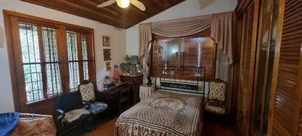 Imagem Vende-se ampla casa 6 quartos, 2 suítes, 5 vagas de garagem, churrasqueira e duas entradas individuais - 360m² - Chácara das Pedras