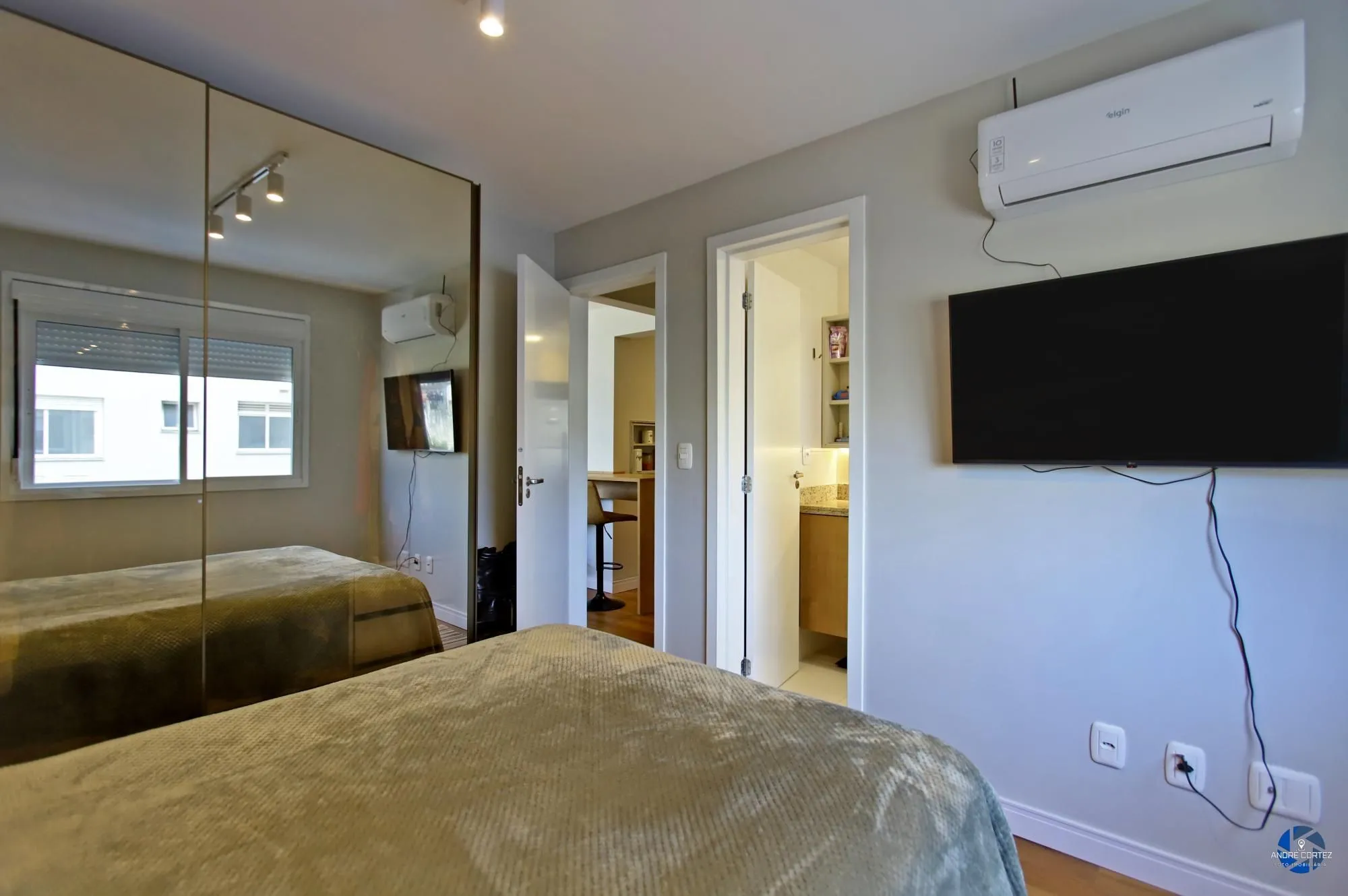Imagem Apartamento 1 dormitório, 54 metros privativos semi mobiliado, elevadores