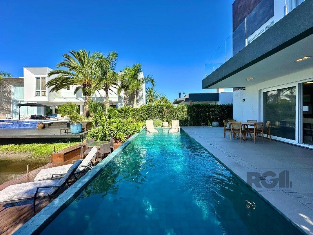Imagem SOBRADO À VENDA PAGAMENTO EM 60X CONDOMÍNIO MALIBU BEIRA LAGO COM DECK E PISCINA