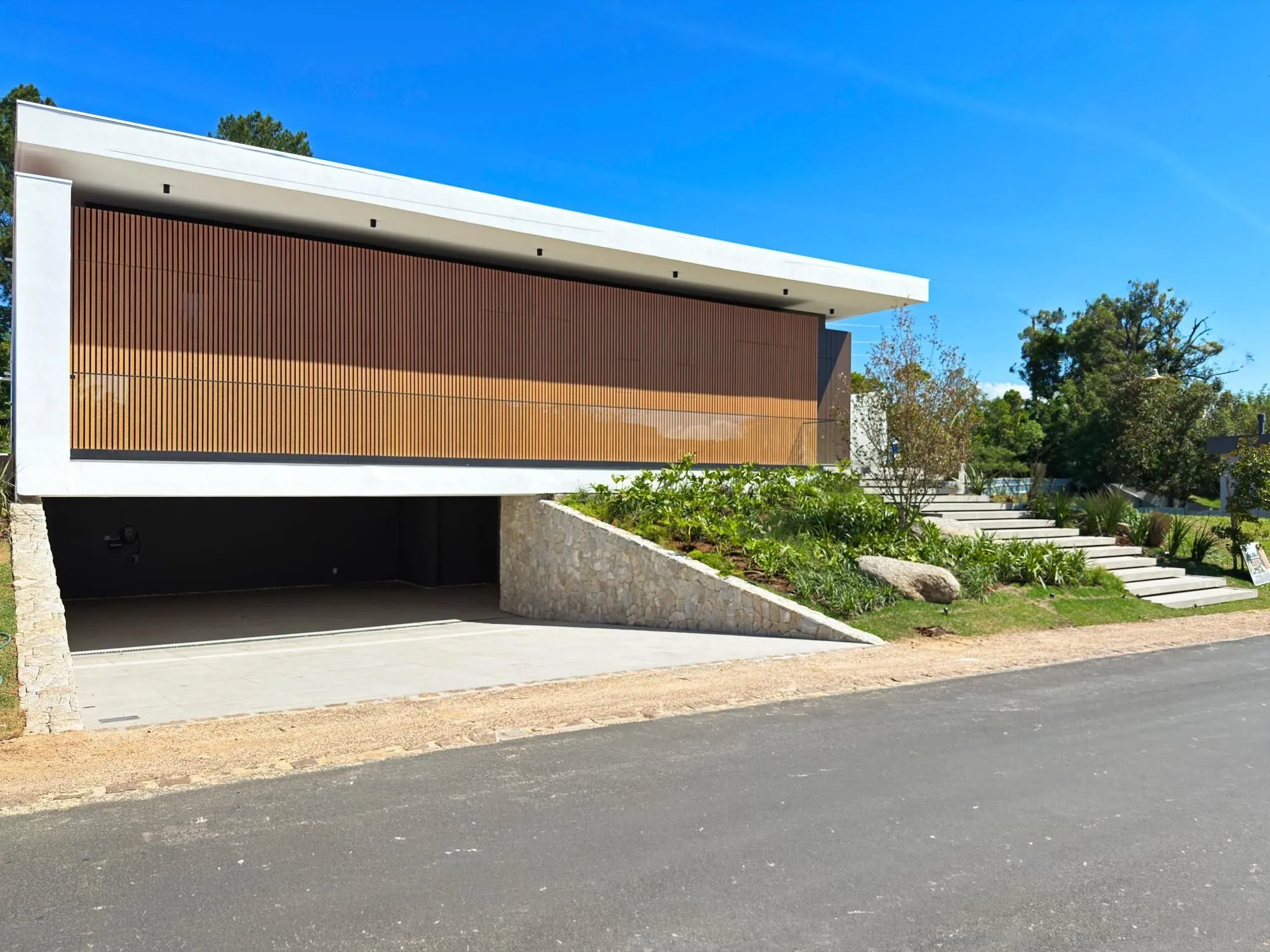 Imagem A casa conta com 434m2 de área construída, mas com um aproveitamento total dos 1.012m2 do lote