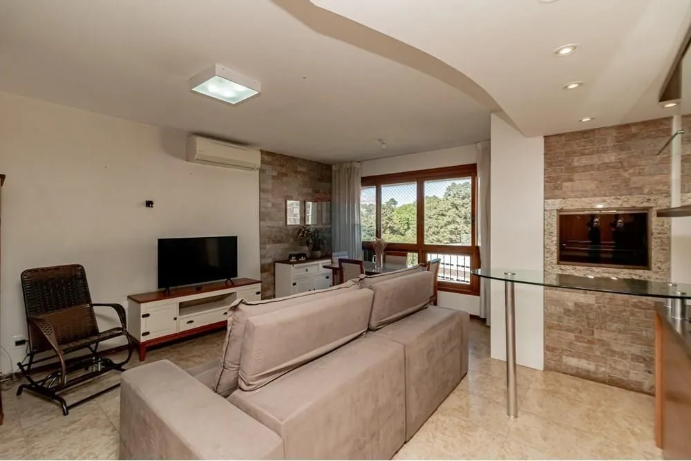 Imagem Apartamento com 3 dormitórios (sendo 1 suíte), 2 banheiros, lareira, churrasqueira e 2 vagas de garagem.