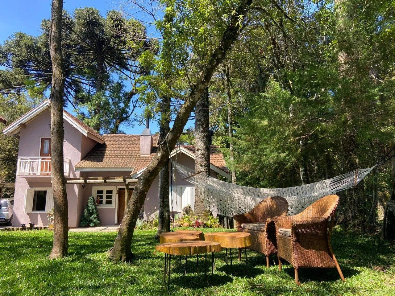 Casa com 2 suítes, lareira, deck, vaga de garagem - 140m² no bairro Laje de Pedra, Canela/RS