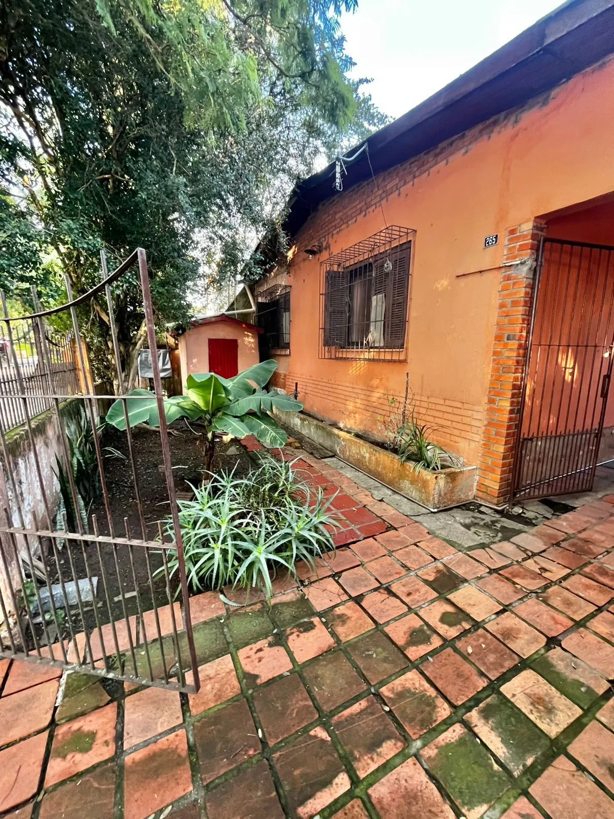 Imagem Casa na Rua Marista, Partenon, com 11,00 de frente por 23,00 de frente a fundos