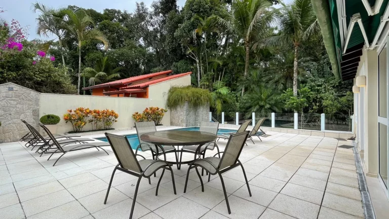 Imagem Casa de Luxo à Venda em Riviera de São Lourenço Módulo 30: 4 quartos, 1 suíte, 2 salas, 4 vagas, 220m² de área. Aproveite!