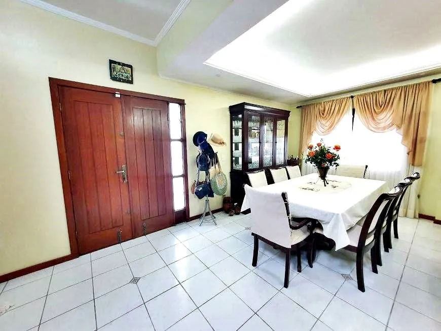Imagem Casa à venda com 343m² I 5 Dormitórios I 2 suítes I Piscina - em Carianos Florianópolis