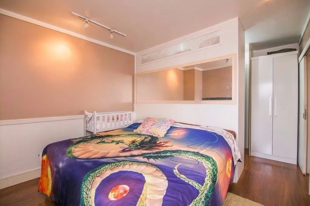 Imagem Casa de esquina com 6 dormitórios, 430m², piscina, 4 vagas