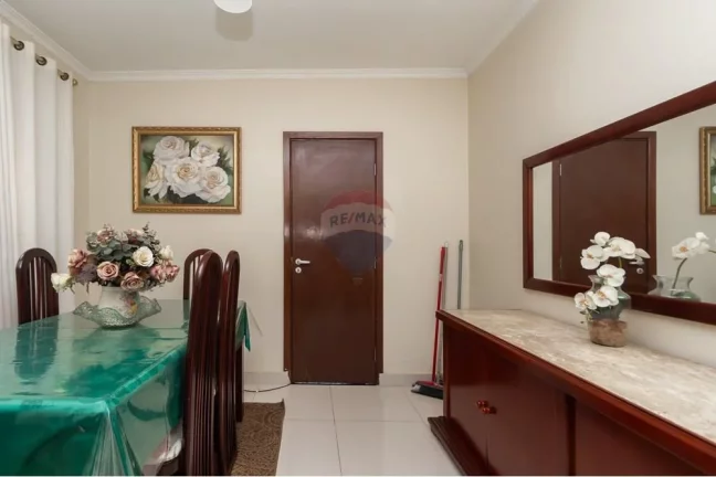 Imagem Casa bem localizada no bairro Vila Marari com 3 dormitórios, 1 suíte, 4 banheiros,2 vagas
