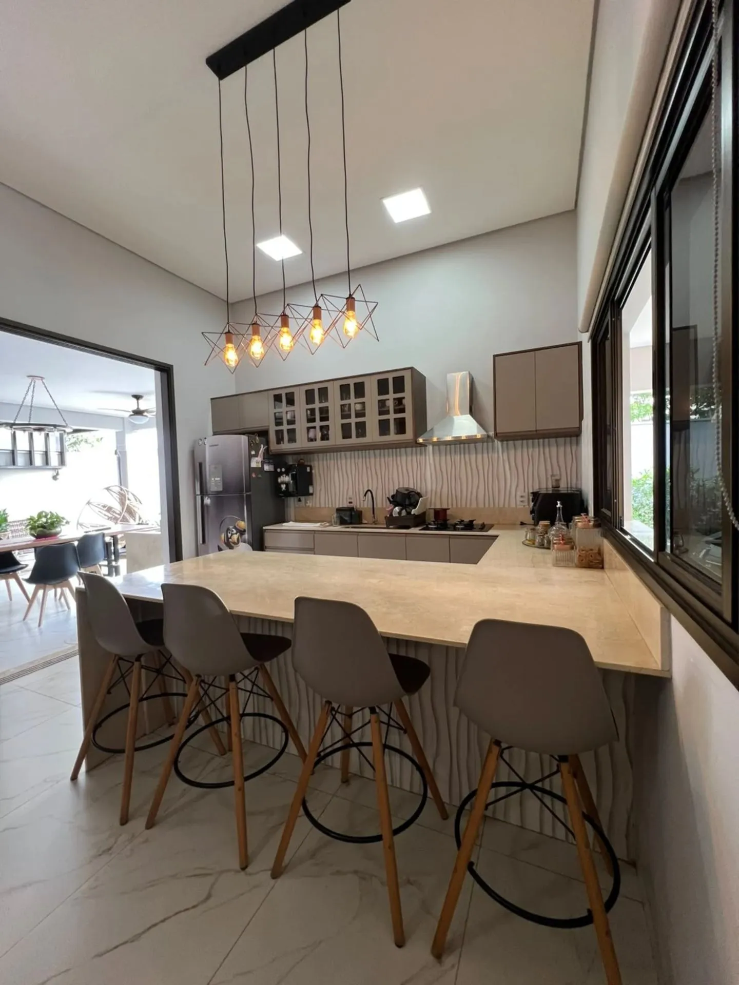 Imagem CASA TÉRREA À VENDA PRIMOR DAS TORRES 3 quartos, sendo 1 suíte