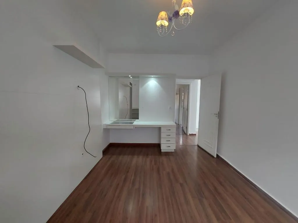 Imagem Casa Sobrado de 489m² de Terreno Localizado no Jardim Residencial Village Vert!