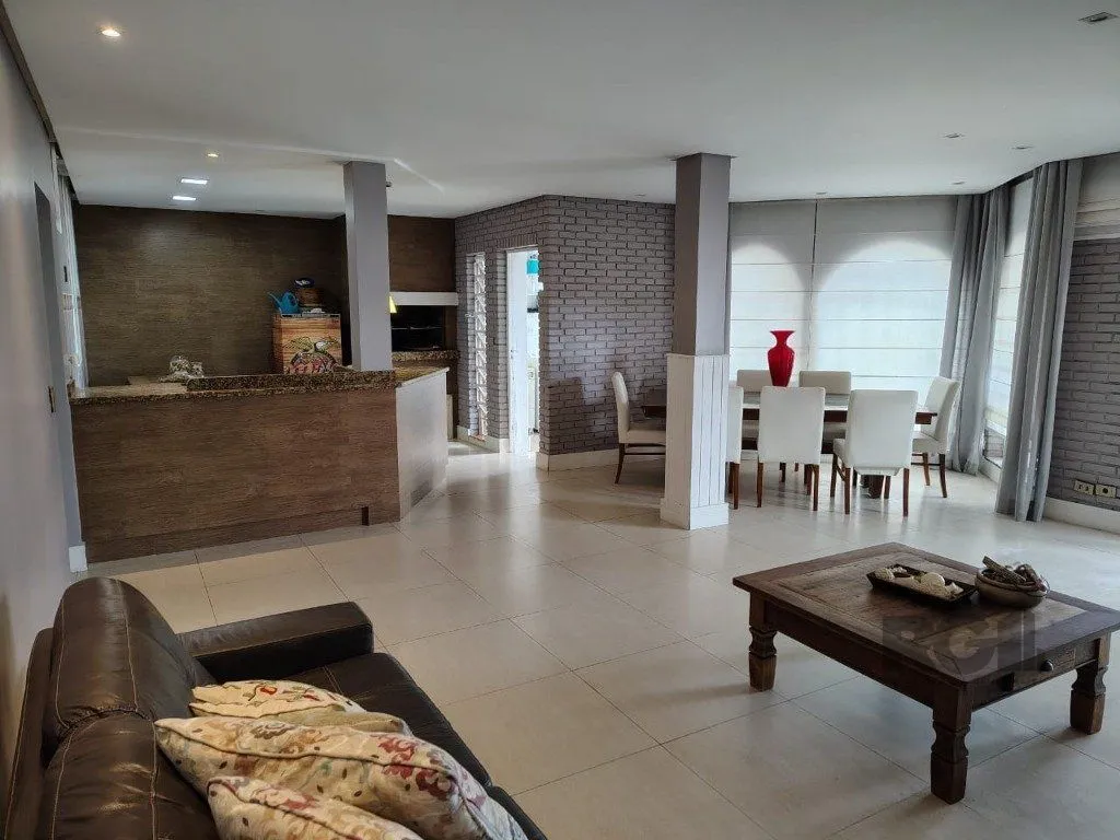 Imagem Casa sobrado com 300m² na Vila Nova de 3 dormitórios e 4 vagas