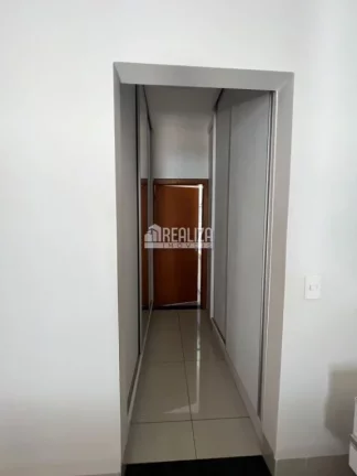 Imagem Casa com piscina aquecida e varanda gourmet no Condomínio Estância dos Ipês, em Uberaba!