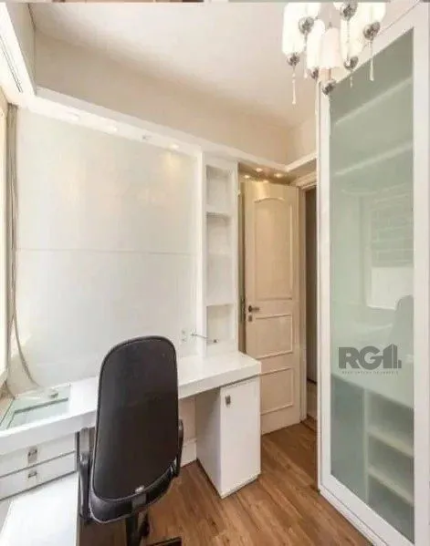 Imagem Excelente casa de 220m² com 3 dormitórios no bairro Tristeza.