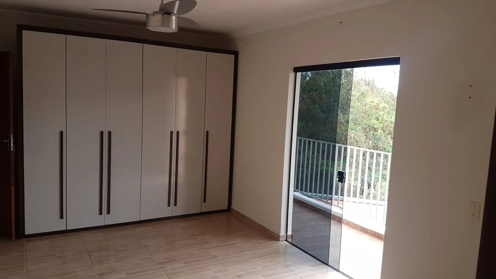 Imagem Casa a venda com amplo espaço