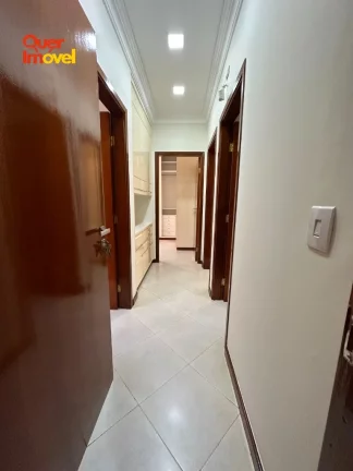 Imagem Oportunidade Imperdível de Casa à Venda no Jardim Antártica, Ribeirão Preto-SP! 5 quartos, 3 suítes, 3 salas, 4 banheiros, 5 vagas de garagem e 324,00 m² de área. Permuta e Financiamento. Quer Imóvel Negócios Imobiliários.