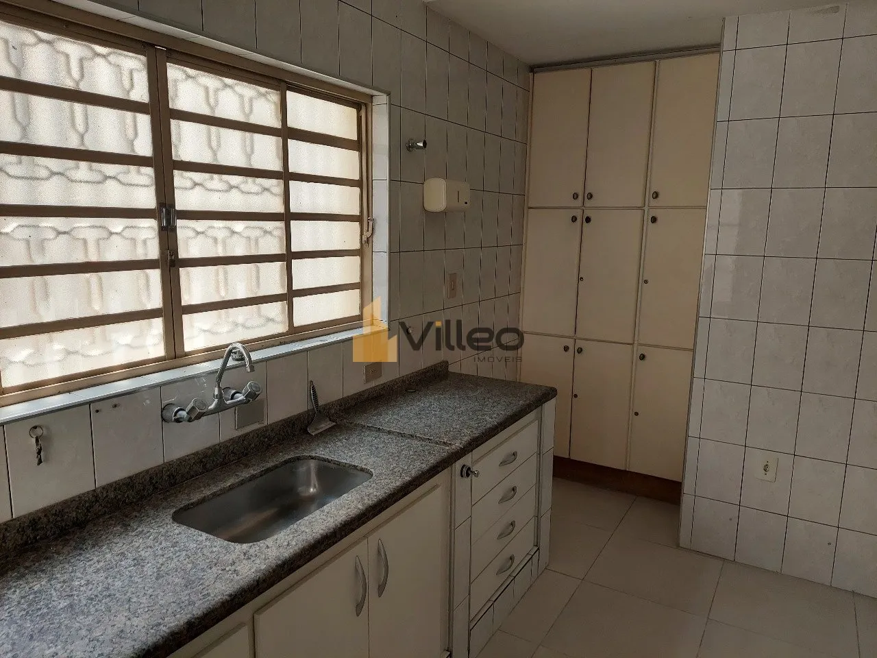 Imagem Localizada na Avenida Doutor Ulisses Guimarães, 2020 - Jardim Santo André 2, esta ampla casa comer...