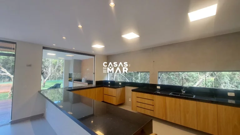 Imagem Casa de Luxo em Condomínio na Praia Rasa: 5 Quartos, 5 Suítes e 260m² em Armação dos Búzios-RJ