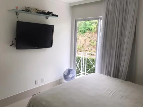Imagem Requinte e sofisticação você encontra nessa casa , com 3 suítes uma com banheira hidromassagem, piscina, sala de cinema , localização privilegiada