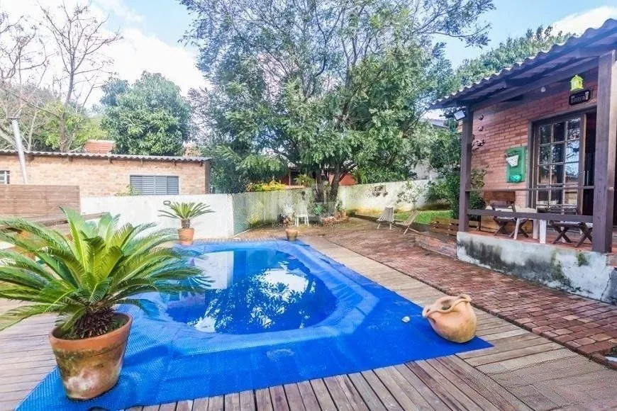 Imagem CASA DE 2 DORMITÓRIOS, PISCINA, CHURRASQUEIRA E 2 VAGAS DE GARAGEM NO BAIRRO HÍPICA