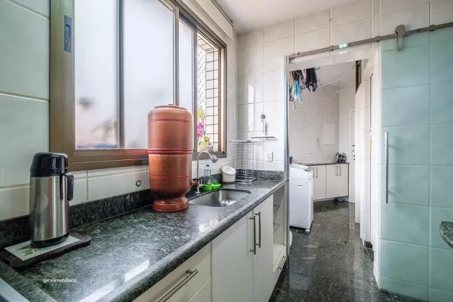 Imagem Este apartamento espaçoso oferece 135 metros quadrados de área, com 4 quartos bem distribuídos e ...