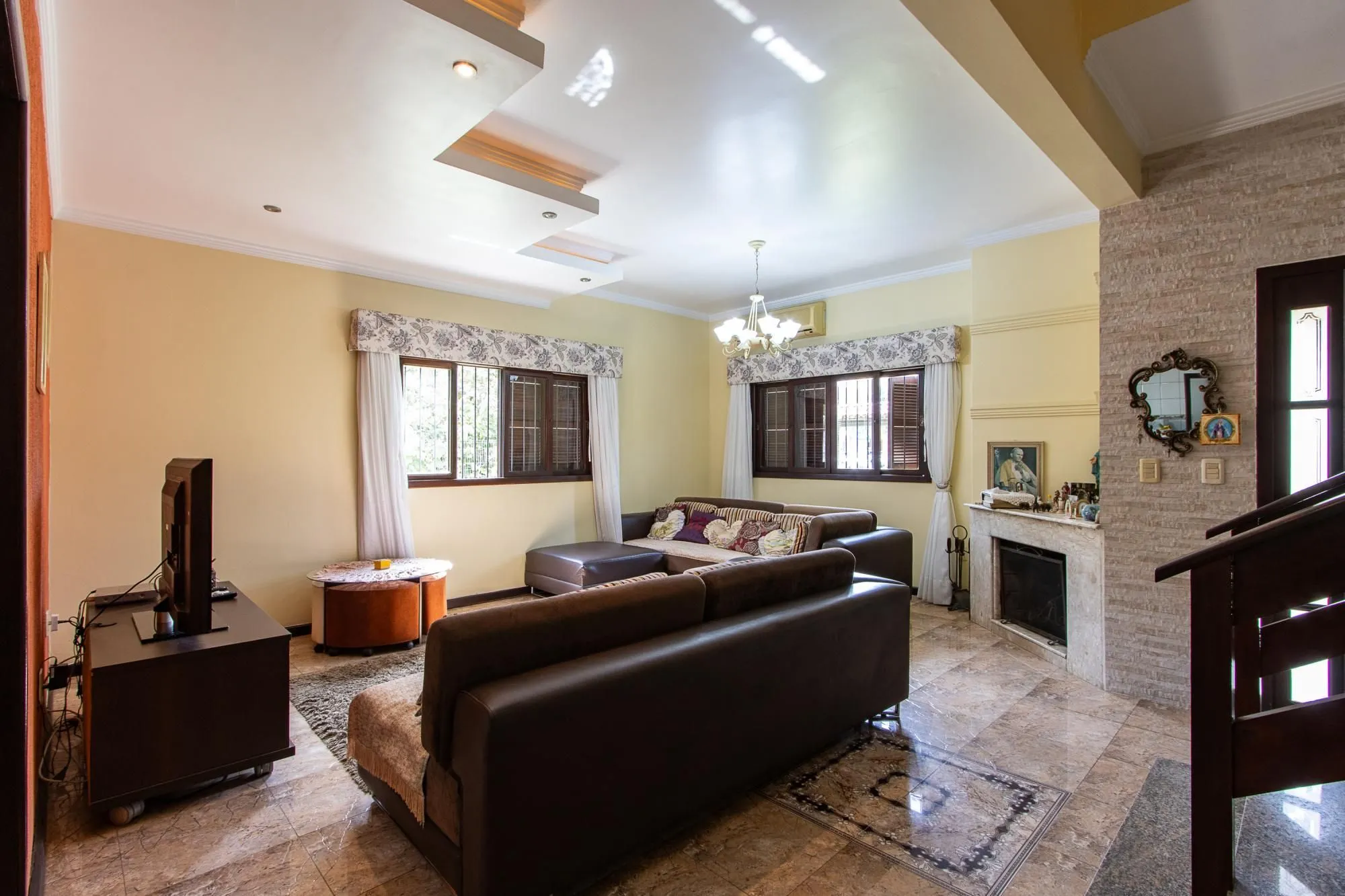 Imagem Casa Residencial ou Comercial, com 3 quartos (1 suite), 229m² privativos - Bairro Tristeza