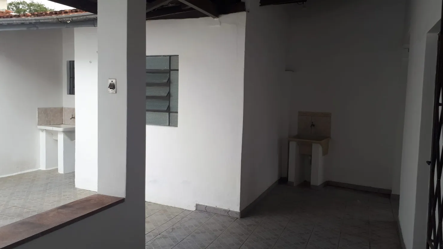 Imagem Casa Comercial no Centro com 2 Dormitórios, Edícula, Acessibilidade, Vaga de Garagem e Ideal para Consultório